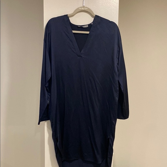 Vince silk Navy Blue V-Neck Dress
Size XS. Dress is a boxy style, runs large - Picture 1 of 4